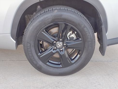 Used 2024 Toyota Highlander LE image 9