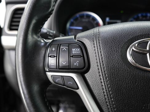Used 2019 Toyota Highlander Plus AWD/4WD image 28