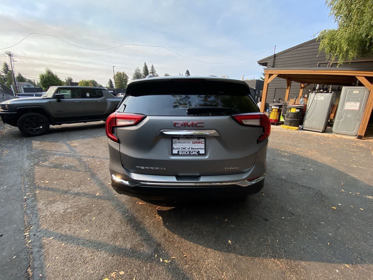 Used 2024 GMC Terrain SLT AWD/4WD image 5