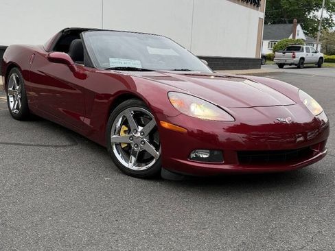 Used 2007 Chevrolet Corvette Coupe w/ Performance Package RWD image 2