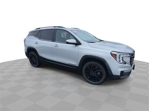 Used 2022 GMC Terrain SLE w/ Driver Convenience Package image 2
