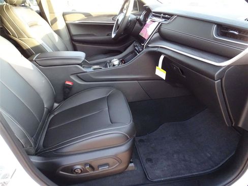 Used 2025 Jeep Grand Cherokee Limited w/ Black Appearance Package image 6