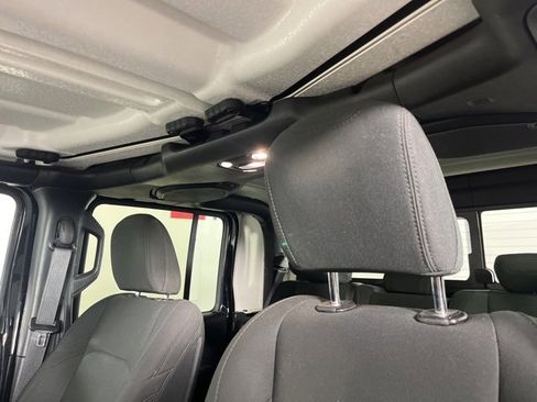 Used 2021 Jeep Gladiator Sport image 5