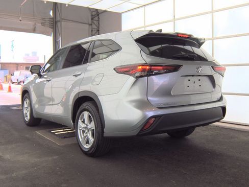 Used 2024 Toyota Highlander LE FWD image 4