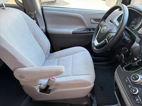 Used 2020 Toyota Sienna L FWD image 36