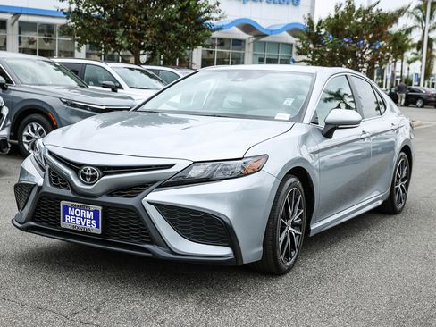Used 2024 Toyota Camry SE image 3