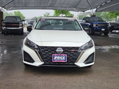 Used 2025 Nissan Altima 2.5 SR w/ SR Premium Package image 2