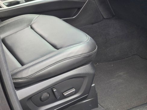 Used 2022 Ford Explorer XLT w/ Equipment Group 202A image 6