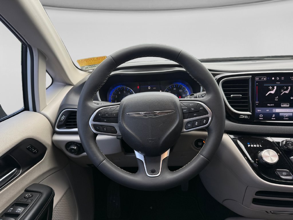 Used 2024 Chrysler Pacifica Touring-L FWD image 15