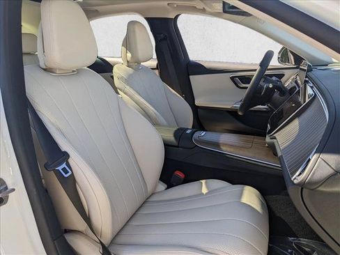 Used 2025 Mercedes-Benz E 350 Sedan image 21
