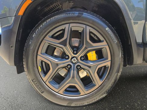 Used 2025 Rivian R1S Premium AWD/4WD image 36