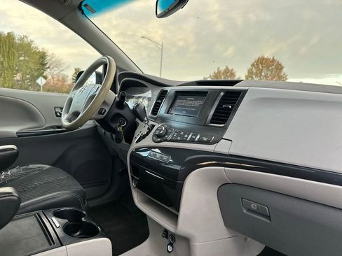 Used 2013 Toyota Sienna SE image 24