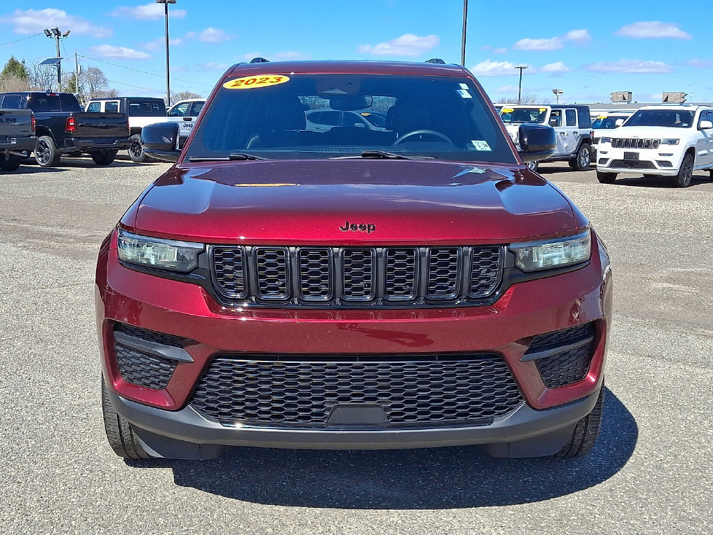 Used 2023 Jeep Grand Cherokee Altitude AWD/4WD image 4
