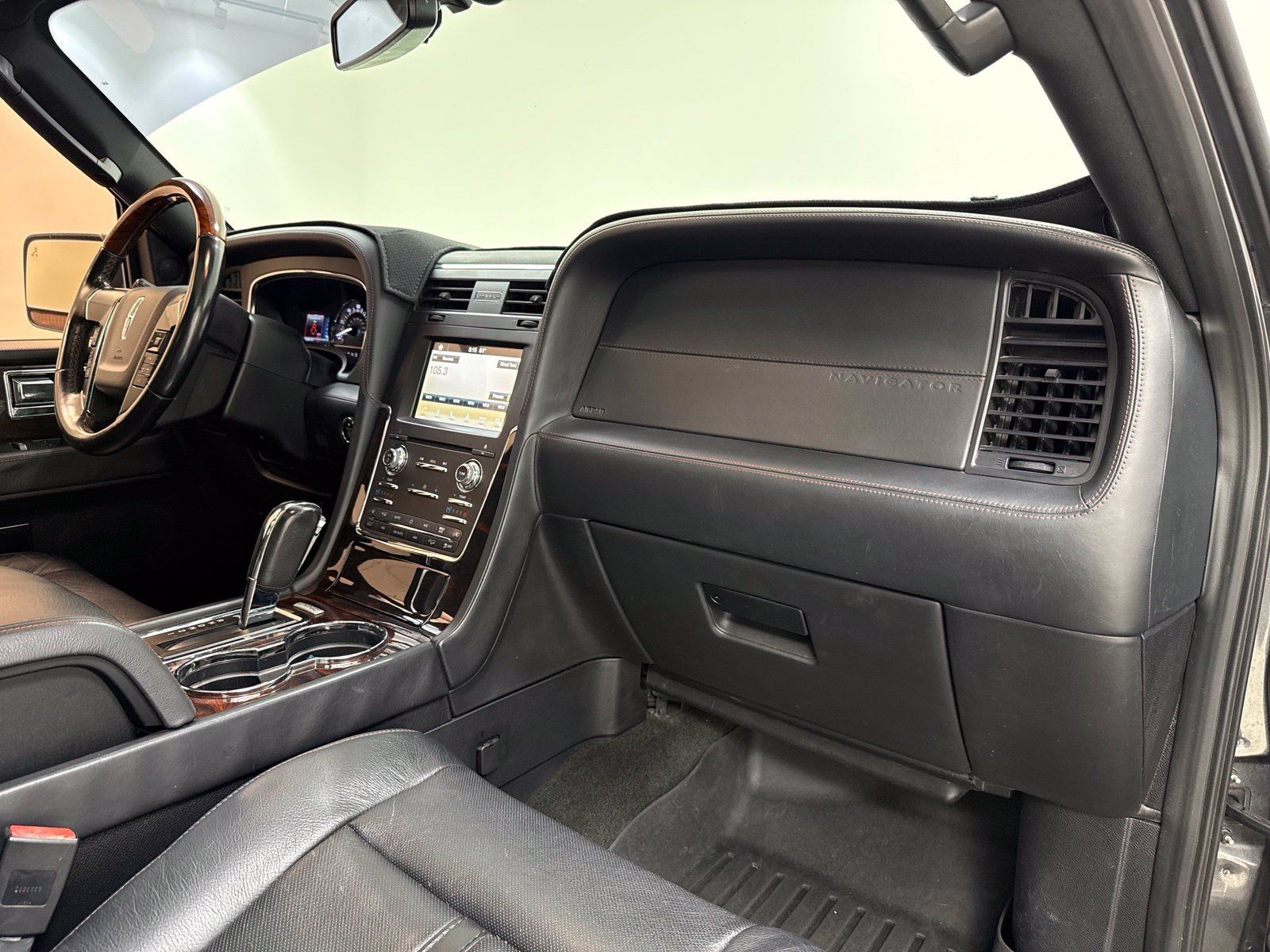 Used 2016 Lincoln Navigator Reserve AWD/4WD image 30