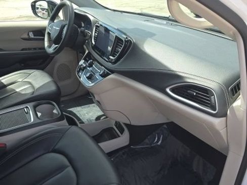 Used 2024 Chrysler Pacifica Limited FWD image 35