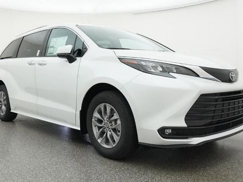 New 2026 Toyota Sienna XLE image 29