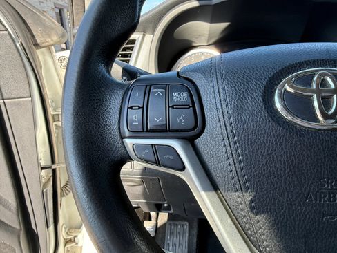 Used 2018 Toyota Highlander LE FWD image 12