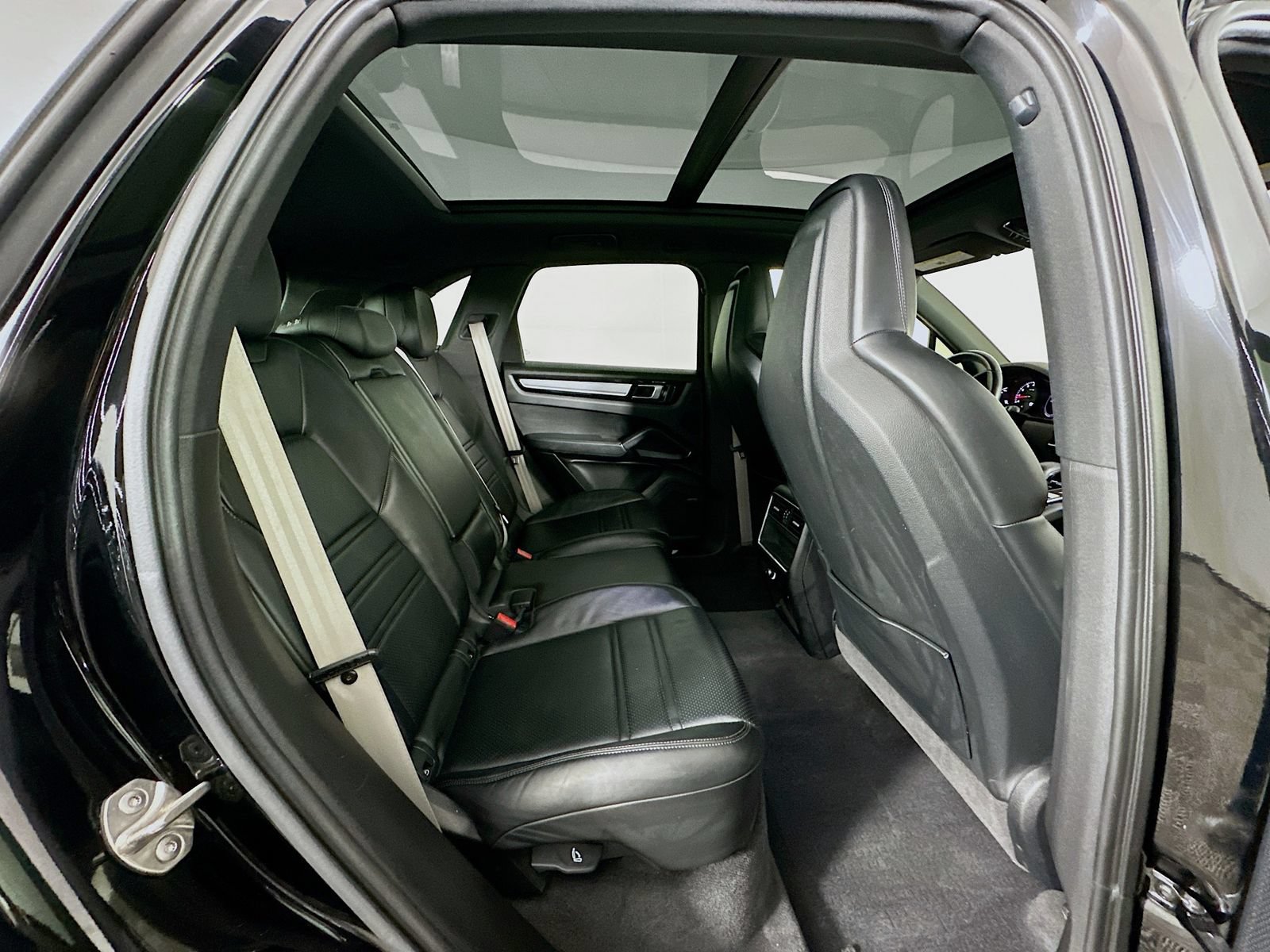 Used 2023 Porsche Cayenne AWD/4WD image 29