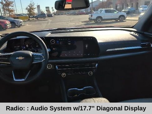 Used 2025 Chevrolet Traverse LT w/ Driver Confidence Package image 4