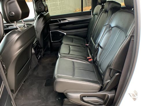 Used 2025 Jeep Wagoneer 4WD image 24