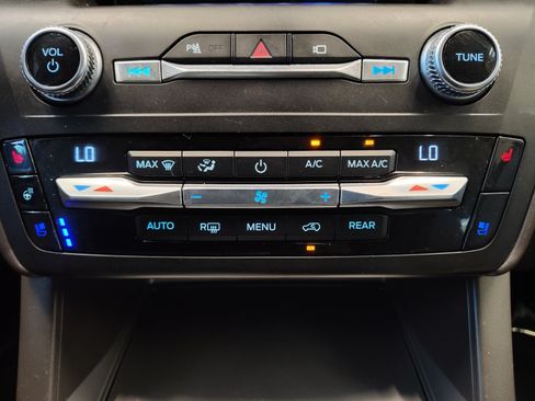 Used 2020 Ford Explorer Platinum w/ Premium Technology Package AWD/4WD image 19