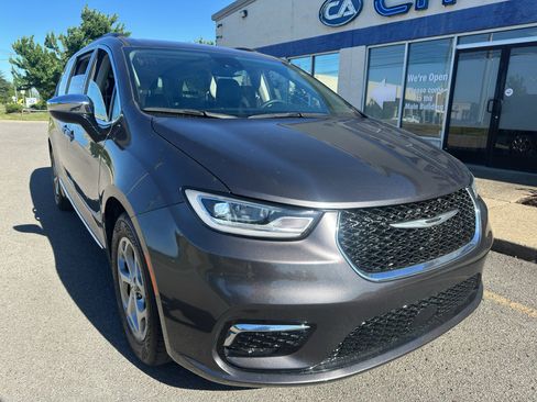 Used 2023 Chrysler Pacifica Limited FWD image 2