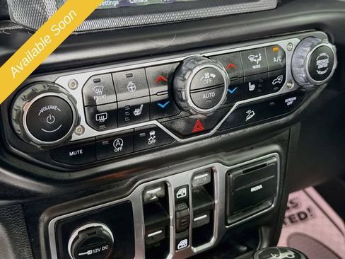 Used 2018 Jeep Wrangler Unlimited Sahara w/ Uconnect 4C Nav & Sound Group AWD/4WD image 16