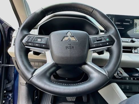 Used 2025 Mitsubishi Outlander SE FWD image 12