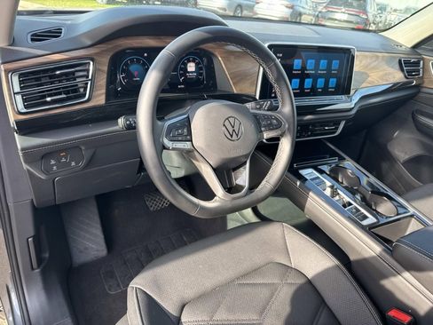 Used 2025 Volkswagen Atlas SE FWD image 17