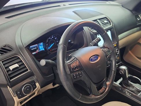 Used 2018 Ford Explorer XLT w/ Equipment Group 202A image 5