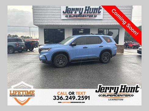 Used 2024 Honda Pilot TrailSport image 1