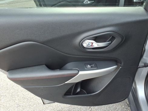 Used 2017 Jeep Cherokee Trailhawk w/ Cold Weather Group image 21