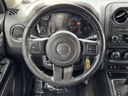 Used 2017 Jeep Patriot Latitude AWD/4WD image 16