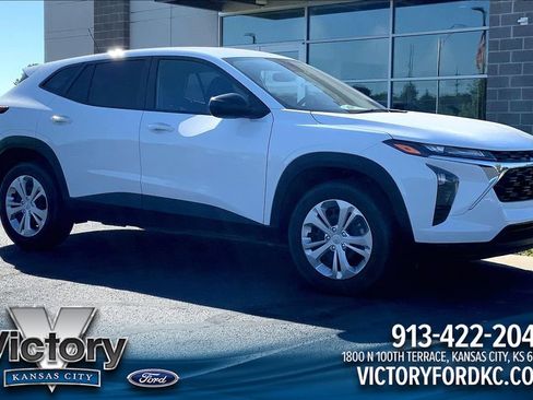 Used 2026 Chevrolet Trax LS FWD image 1