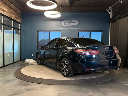 Used 2019 Toyota Camry SE FWD image 5