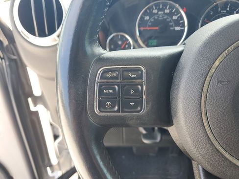 Used 2018 Jeep Wrangler Unlimited Sahara w/ Connectivity Group AWD/4WD image 17