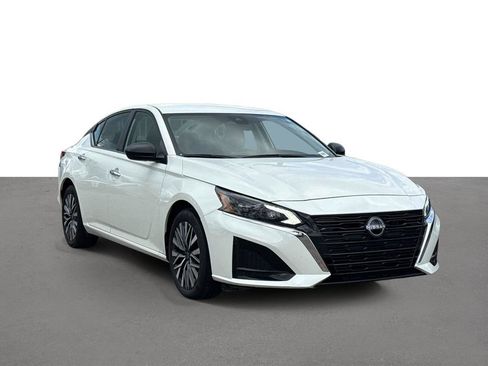 Used 2025 Nissan Altima 2.5 SV FWD image 2