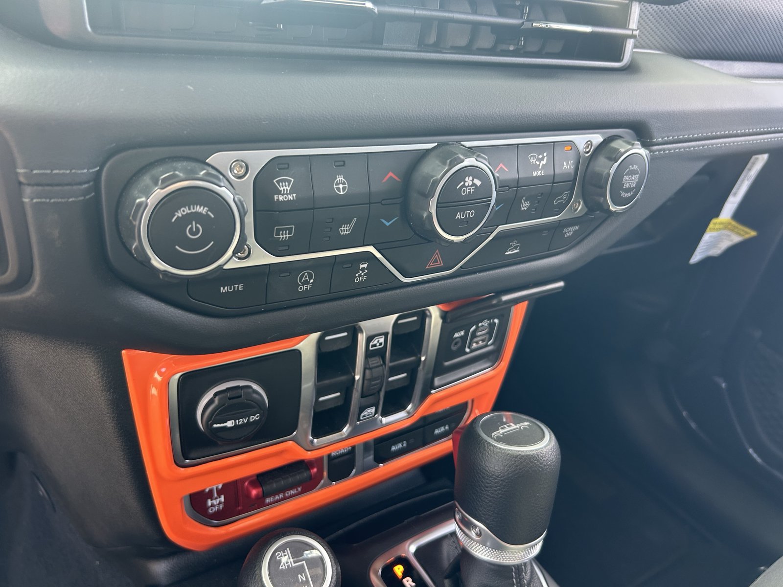 Used 2025 Jeep Gladiator Mojave w/ Convenience Group AWD/4WD image 18