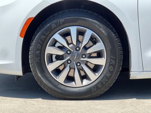 Used 2024 Chrysler Pacifica Limited FWD image 29