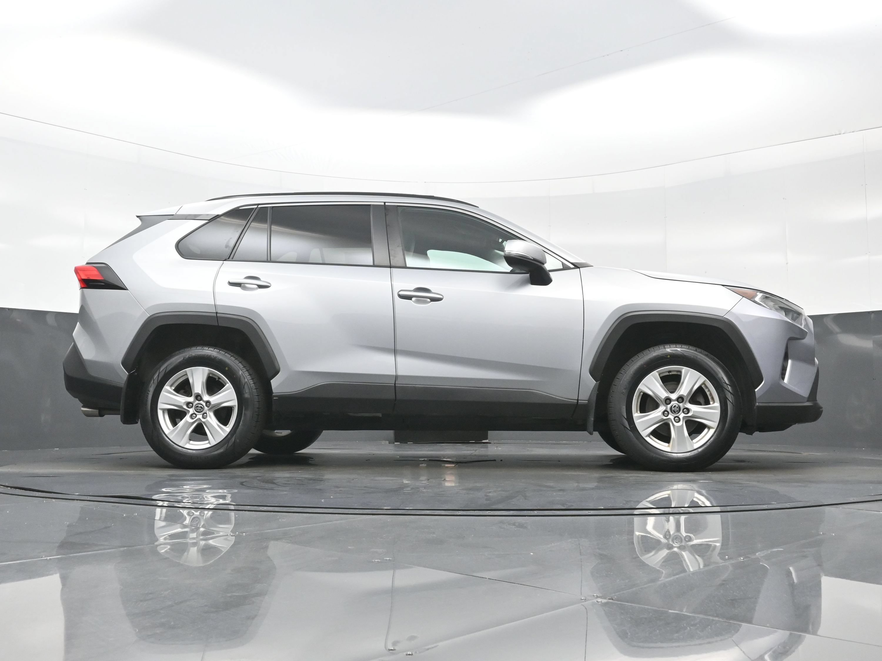 Used 2021 Toyota RAV4 XLE AWD/4WD image 31