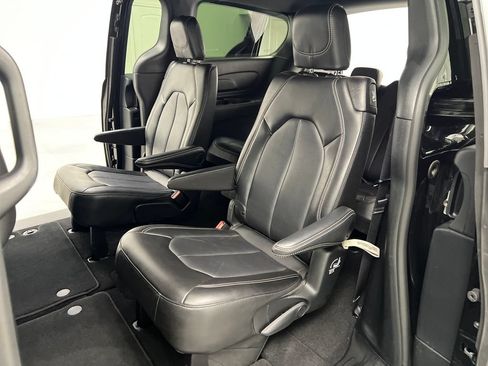 Used 2025 Chrysler Pacifica Select FWD image 13