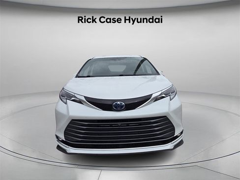 Used 2023 Toyota Sienna Platinum image 3