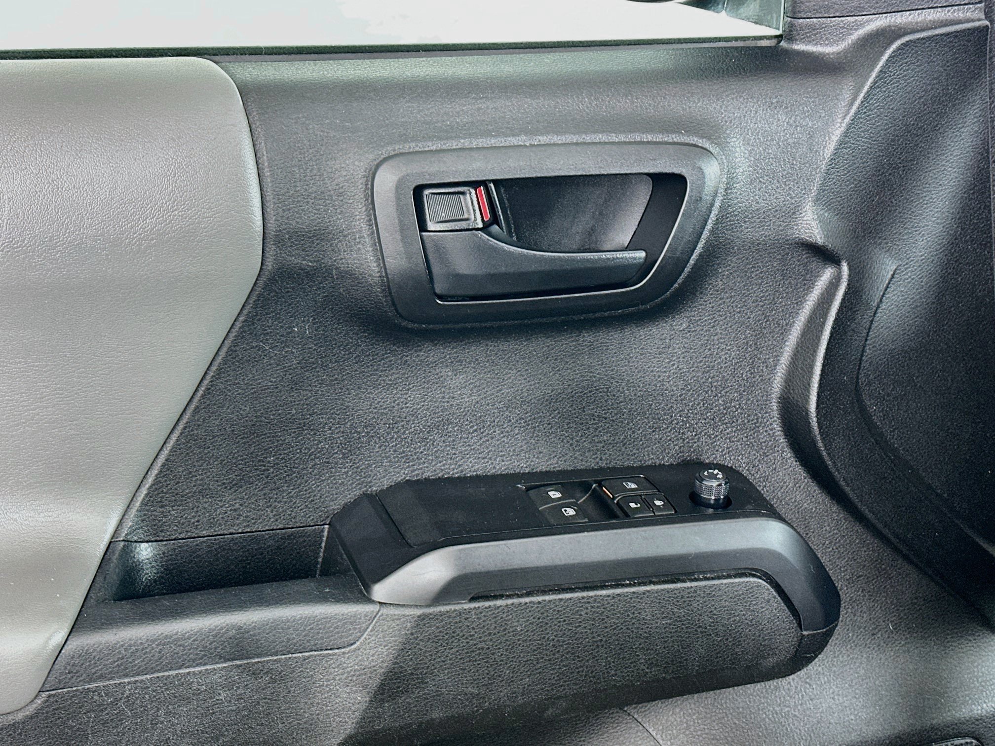 Used 2022 Toyota Tacoma SR AWD/4WD image 15