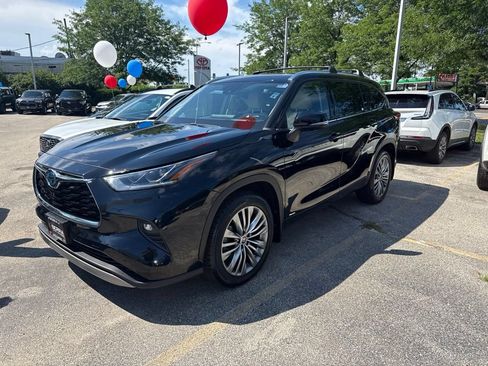Used 2022 Toyota Highlander Platinum AWD/4WD image 2