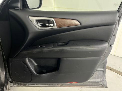Used 2018 Nissan Pathfinder Platinum image 30