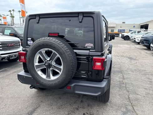 Used 2018 Jeep Wrangler Unlimited Sahara AWD/4WD image 15