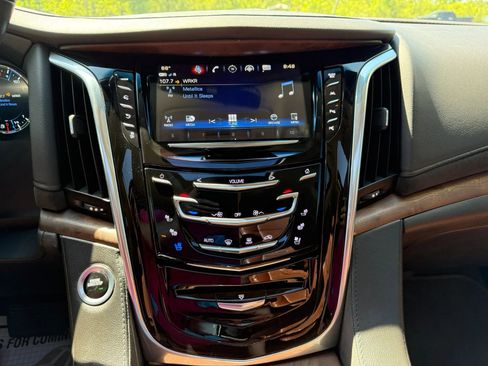 Used 2018 Cadillac Escalade Premium Luxury AWD/4WD image 18