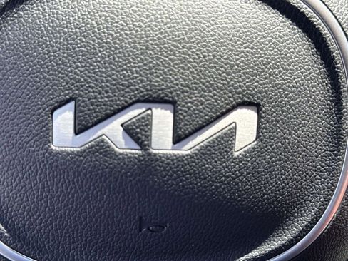 Used 2025 Kia Carnival EX FWD image 29