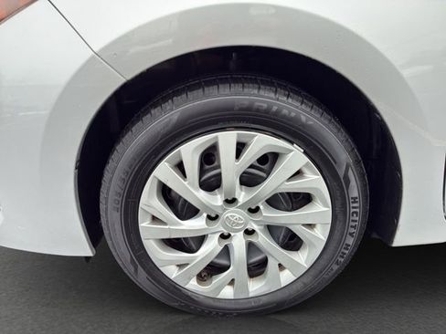 Used 2018 Toyota Corolla LE image 12
