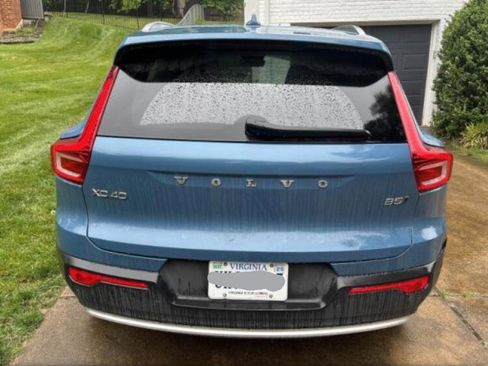 Used 2023 Volvo XC40 B5 Plus AWD/4WD image 4